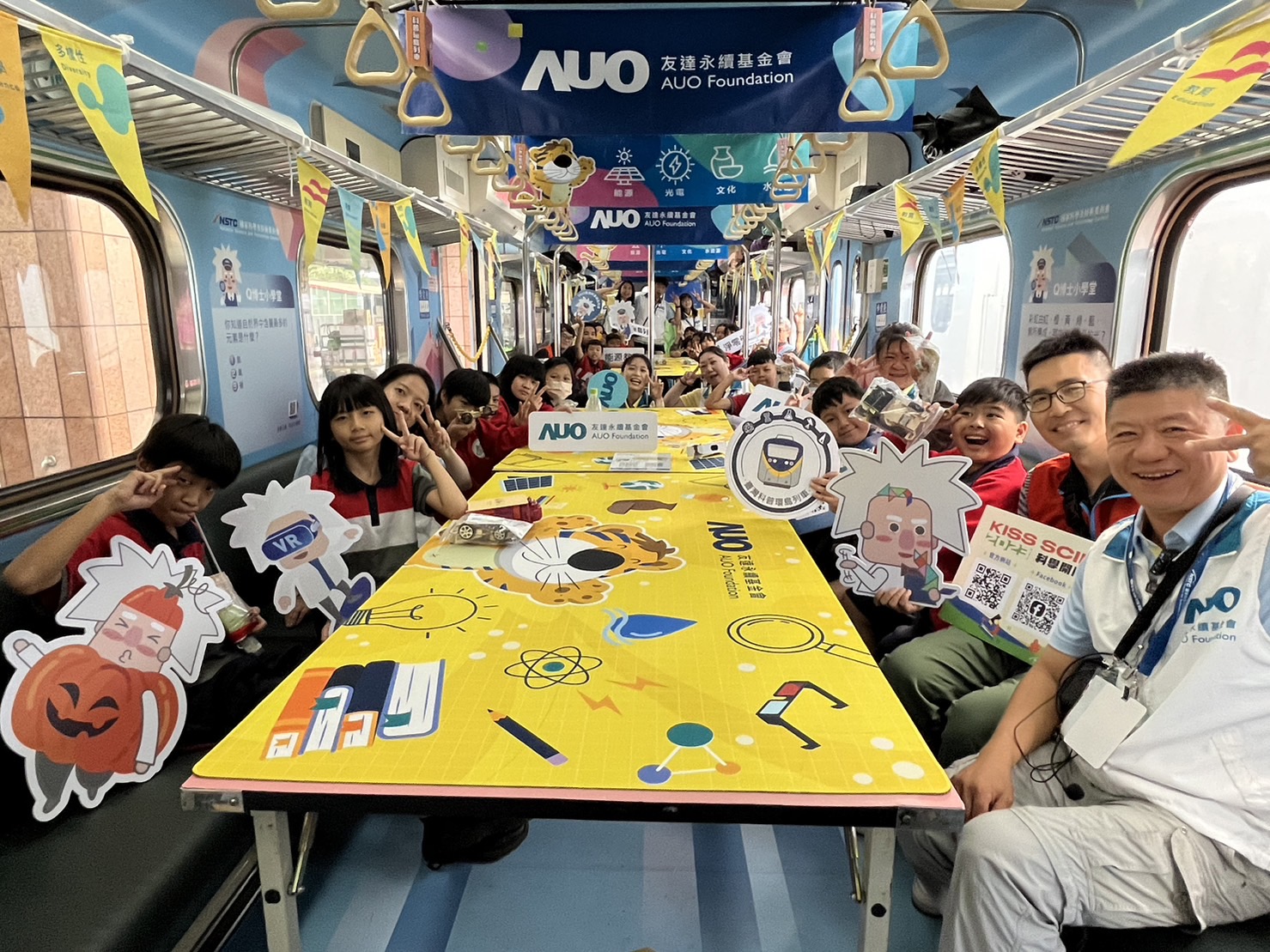 友達永續基金會參與「臺灣科普環島列車」，設計基礎科學車廂課程，以「淨零碳排和永續能源」為主題，讓學生透過創意實驗認識淨零知識，以及思考生活中的減碳行為