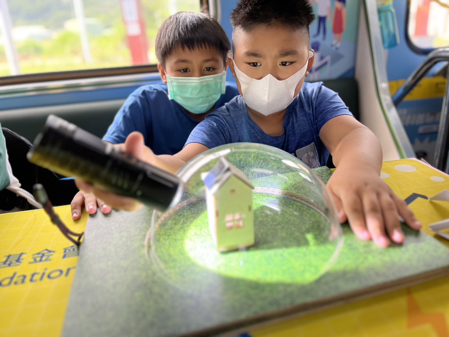 友達參與基礎科學主題車廂，以STEAM教學精神，設計「逐日科學家」、「太陽能工程師」以及「淨零建築師」三大能源科普課程和實驗