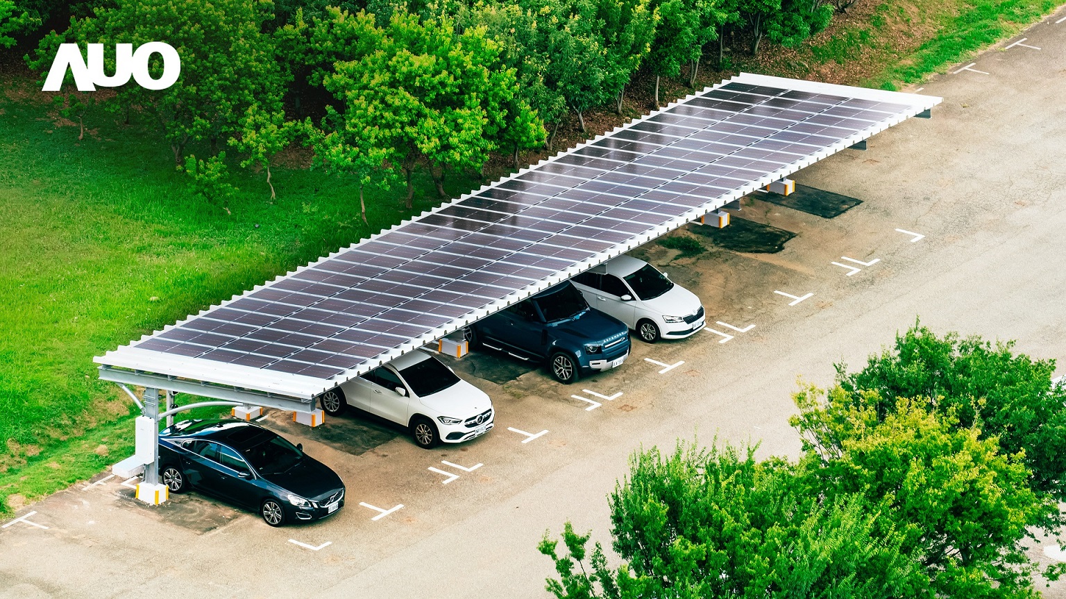 友達SunSteel光電整合型浪板具備快速安裝、輕量化優勢，可提升15%發電效能，通過國際IEC與國內VPC認證安全、防漏、耐候標準