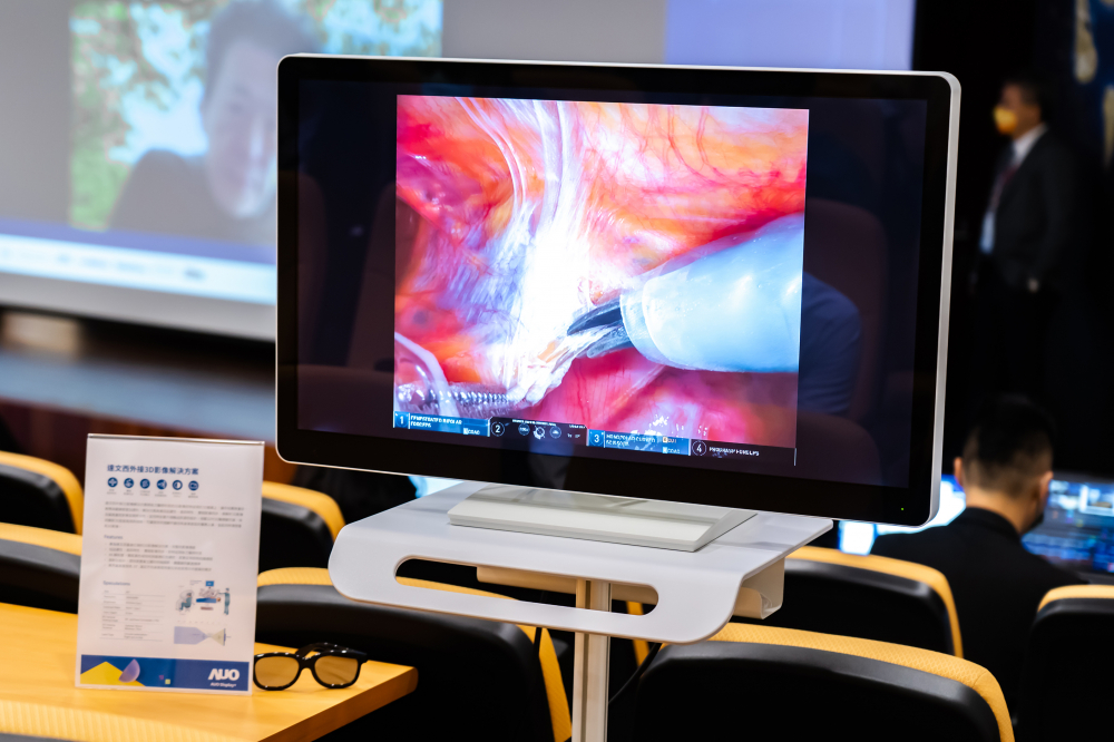 達擎於「國際大腸直腸外科論壇」中，成功導入達文西外接3D影像解決方案。透過達擎即時影像處理技術轉換為成1080p的高解析度畫質，將3D擬真畫面即時呈現於32吋4K 3D醫療顯示器