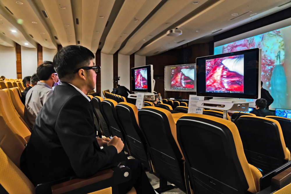 達擎之「達文西外接3D影像解決方案」，將達文西手術機器手臂的3D影像即時連線轉播，在會議室觀摩的醫師們只要戴上偏光眼鏡，就能與執刀醫師看到同步的3D立體影像，如臨操作台現場，縮短達文西手術的學習曲線