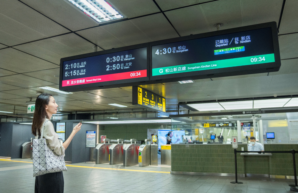 達擎TARTAN顯示器的特殊長條型比例非常適合空間與高度有限的大眾運輸場域應用，具備工業等級高品質、高亮度、高解析與高色彩飽和度等優勢，打造都會智能車站新風貌。