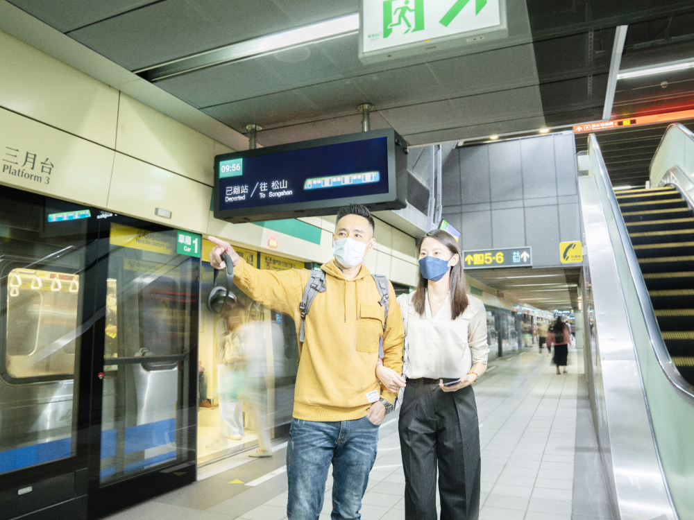 友達旗下達擎之客製化TARTAN顯示器，於台北捷運中山站亮相。以獨特長條型比例與高畫質特色，為台北捷運站帶來嶄新的都會車站風貌