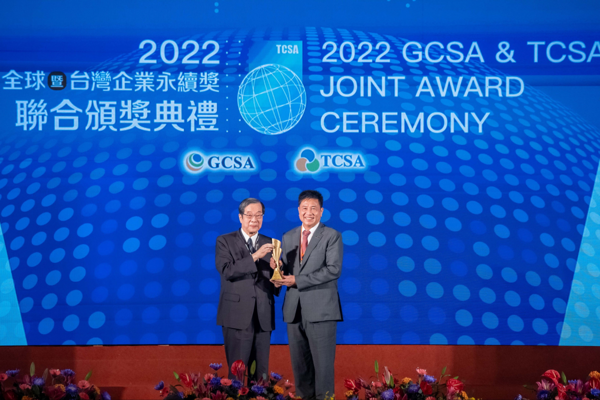 友達光電深耕永續經營、致力落實ESG作為，榮獲台灣企業永續獎及全球永續獎共計9項大獎，由考試院院長黃榮村(左)頒獎，友達光電董事長暨執行長彭双浪(右)代表領獎