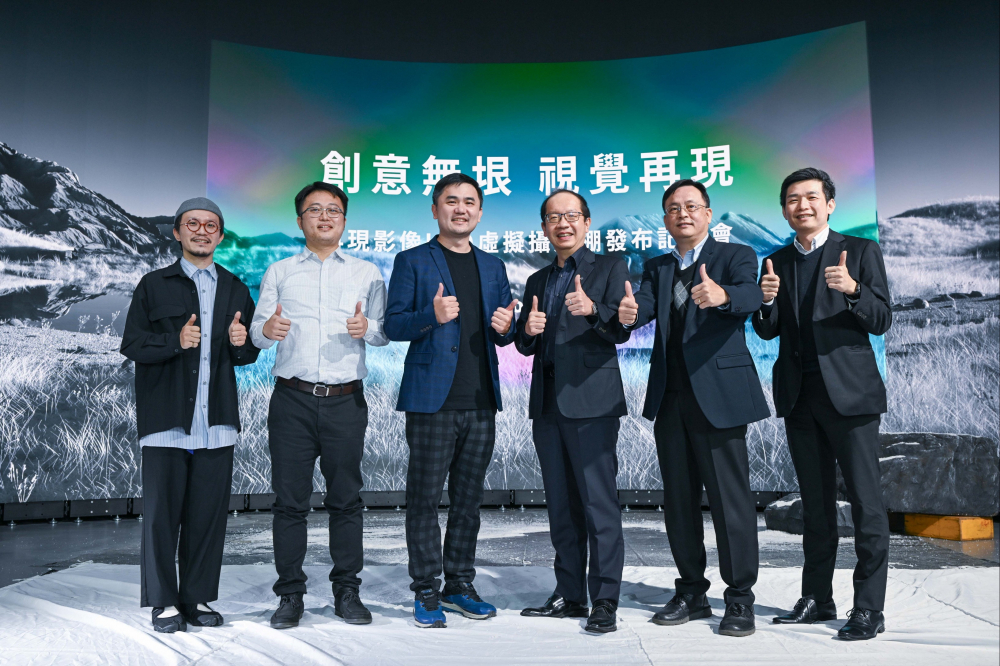 友達光電與再現影像攜手，於中影製片廠建置全台首座提供嶄新一站式整合服務的LED虛擬製作攝影棚（圖左至右：再現影像視覺總監郭憲聰、再現影像營運總監黃棨雋、再現影像藝術總監與導演紀柏舟、友達光電技術長廖唯倫、友達光電系統設計製造服務事業總部副總經理曾天龍、友達光電系統產品事業資深處長蘇聖倫）