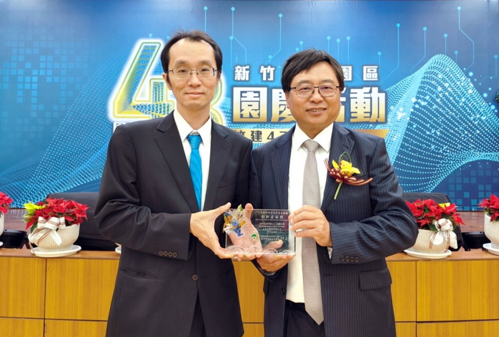 友達60吋高透明度Micro LED顯示器榮獲2023竹科創新產品獎，由友達光電顯示產品研發總部副總經理吳仰恩(左)代表領獎