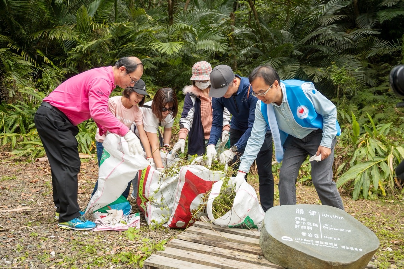 為共同守護在地物種，友達永續基金會號召志工認識並移除「綠癌」: 外來入侵種小花蔓澤蘭