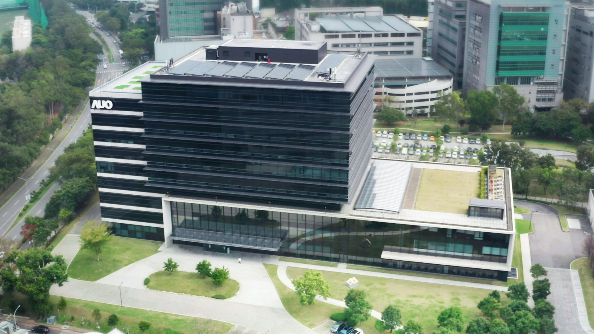 友達光電積極實踐永續作為，以「友達全球研發中心（Global Research Center，GRC）」總部大樓，通過ISO 14068-1:2023碳中和管理標準查證，並承諾於2030年實現台灣所有辦公據點均朝此目標邁進