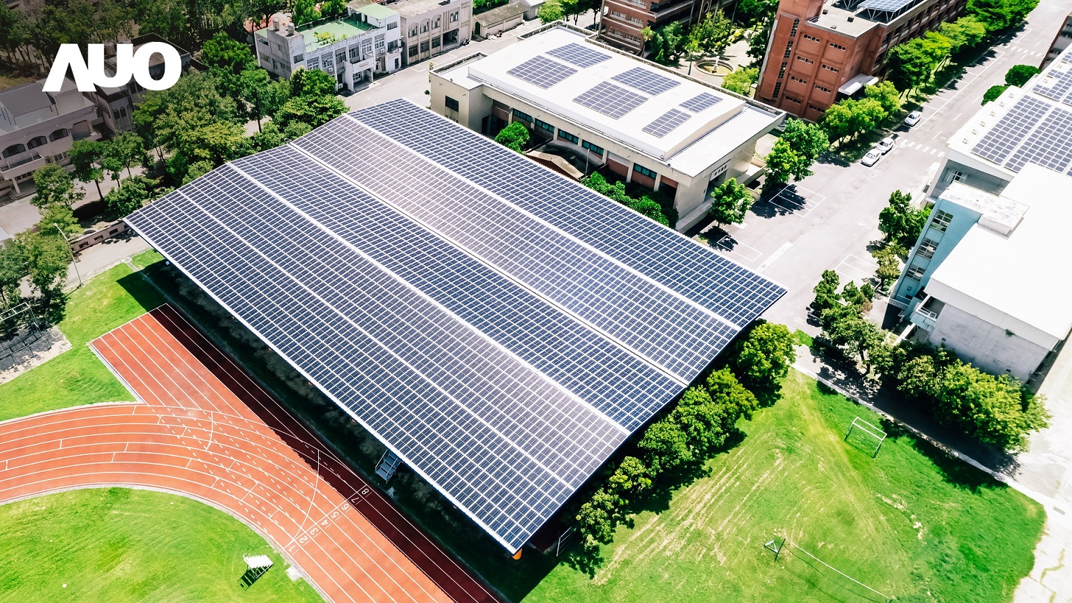友達SunSteel光電整合型浪板具備快速安裝、輕量化優勢，可提升15%發電效能，通過國際IEC與國內VPC認證安全、防漏、耐候標準